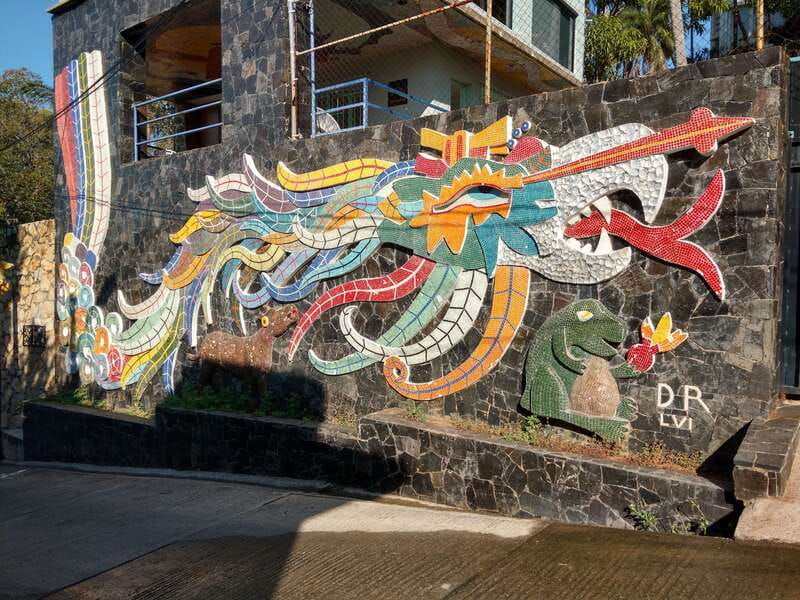 <em>4-Hour Sightseeing Tour for Hotels Only – Key highlights at a glance’ /></p>
<ul>
<li><strong>Chapel of Peace plus Trouyet Cross</strong> for sweeping city panoramas</li>
<li><strong>Las Brisas residential neighborhood</strong> for a contrast from the bayfront energy</li>
<li><strong>Main shopping street stop with complimentary drinks</strong> like margaritas and piña coladas</li>
<li><strong>13:00 cliff-diver exhibition</strong> that adds spectacle to the sightseeing loop</li>
<li><strong>Diego Rivera mosaic mural</strong> for a dose of major Mexican art history</li>
<li><strong>Three separate view stops</strong> so you get multiple angles, not just one</li>
</ul>
<h2 id="hotel-pickup-and-how-the-4-hour-rhythm-works">Hotel Pickup and How the 4-Hour Rhythm Works</h2>
<p><img width="800" height="533" decoding="async" src=