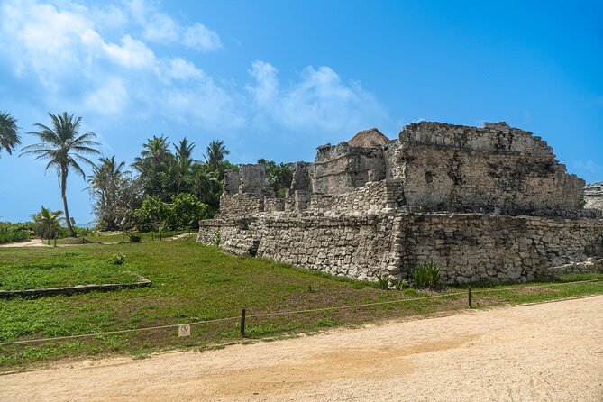4x1: Coba, Cenote, Tulum and Playa del Carmen Tour from Cancun - Stop 1: Tulum Archaeological Site and the ocean-view payoff