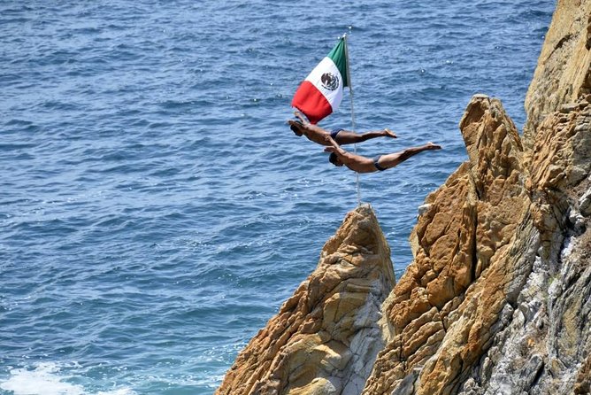 6 Hour Fun-Filled Tour Perfect for Cruise Travelers & Hotel Stays - Stop 5: Caleta and Caletilla Beaches for Drinks, Lunch You Choose, and Internet Time