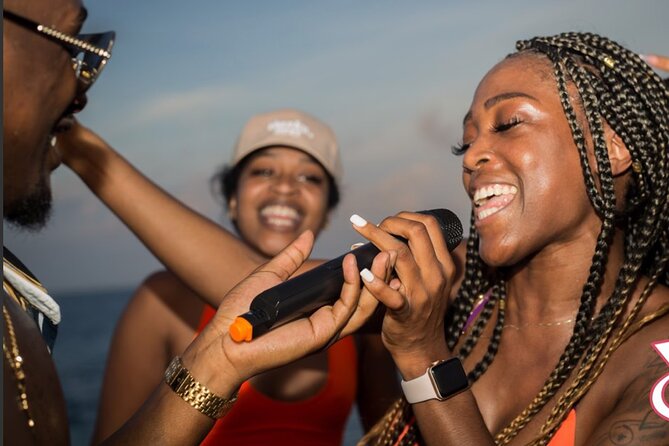 Adults only Hip Hop Sessions Boat Party Cancun - Photos Included: Getting a Party Souvenir Without Chasing Everyone