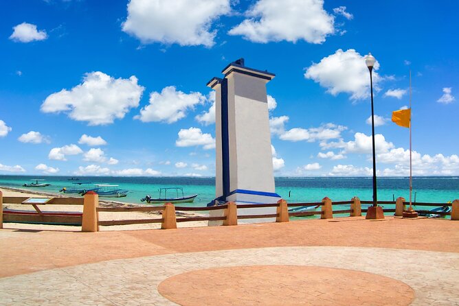 Beachside Tacos & Town Tour with Tequila Tasting From Cancun - The flea market stop: souvenirs at Mercado de Artesanías
