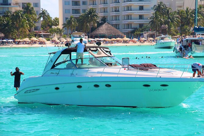 Beautiful Yacht SeaRay 48ft / 15PAX 25P16 - The crew is the main attraction