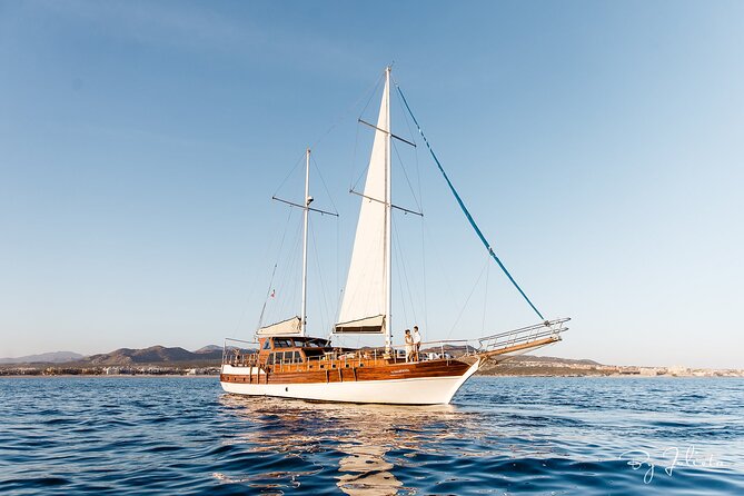 Cabo San Lucas Luxury Sailing Yacht and Dinner with a Chef - Sailing route: the Arch of Cabo and Playa de los Amantes
