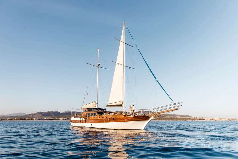 Cabo San Lucas: Sunset Yacht Cruise w/Chef Dinner & Open Bar - Los Arcos sailing route and the sunset timing game