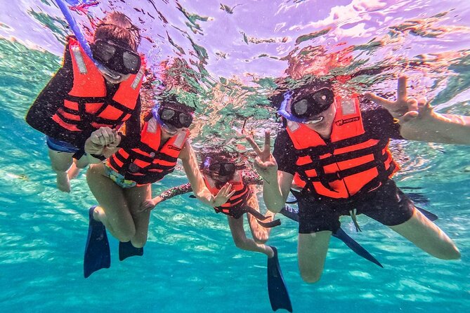 Cancun : All Inclusive Catamaran Tour to Isla Mujeres - Isla Mujeres time: lunch, exploring, and how to avoid getting lost