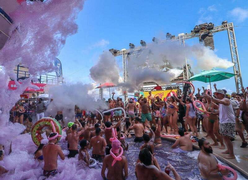 Cancún: Coco Bongo Beach Party Experience - Beachfront Arena: What a Coco Bongo Cancun Day Really Feels Like