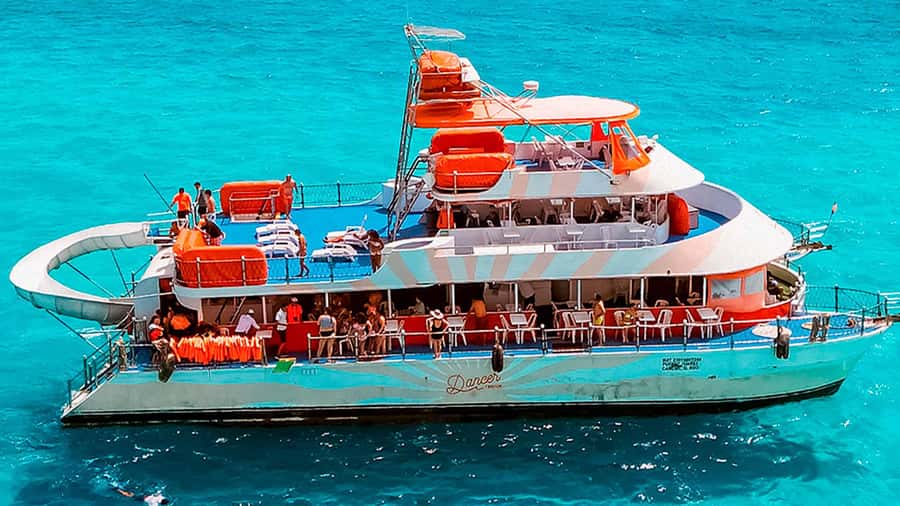 Cancun: Isla Mujeres Full Day Dancer Cruise - The return trip DJ set: where the cruise turns into a party