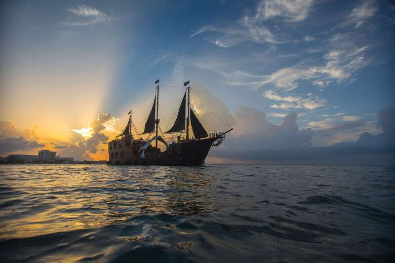 Cancún: Jolly Roger Pirate Dinner Cruise 2025 - The 3.5-hour flow: sailing first, then music, then the meal