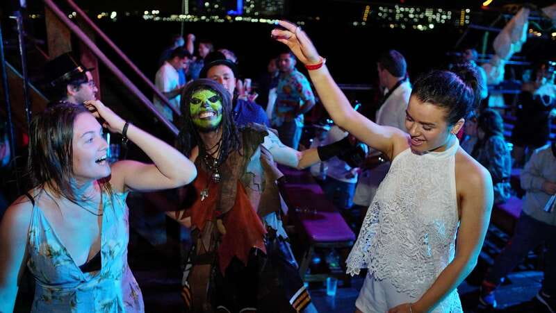 Cancún: Jolly Roger Pirate Dinner Cruise 2025 - The main event: acrobatics, fireworks, and Captain Black Jack’s story