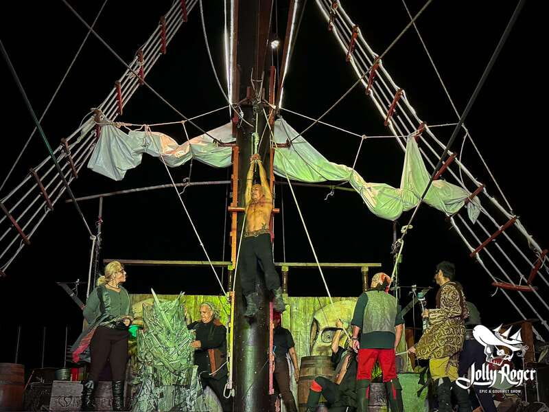 Cancún: Jolly Roger Pirate Dinner Cruise 2025 - Service and “personal pirate” moments