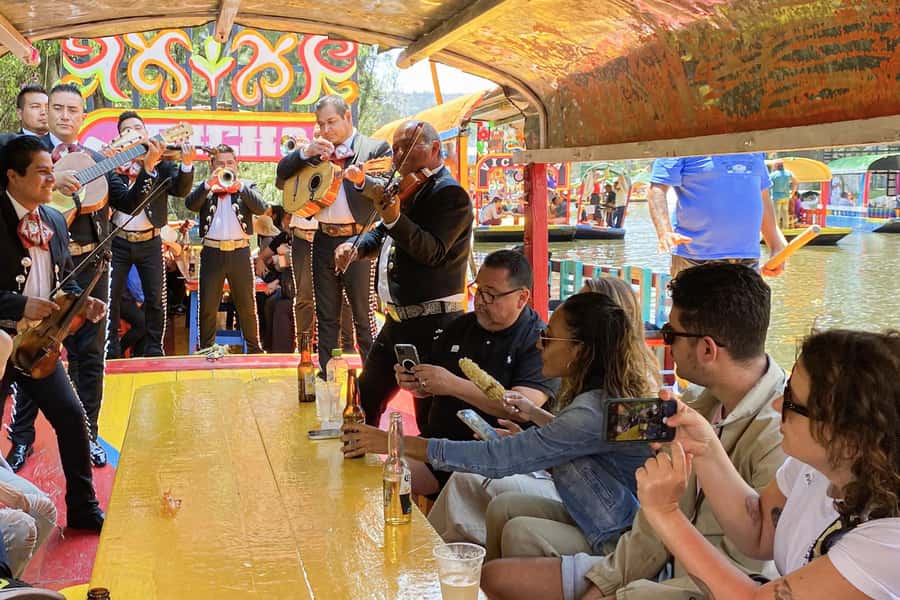 CDMX: Xochimilco Trajinera Party, Drinks, Mariachi & Snacks - Finding El Chango and Getting on the Right Boat