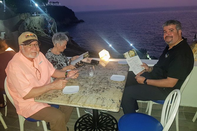 Cliff Diver De Luxe with Different Options at "La Quebrada" - La Quebrada and the dinner show rhythm: how the evening tends to flow