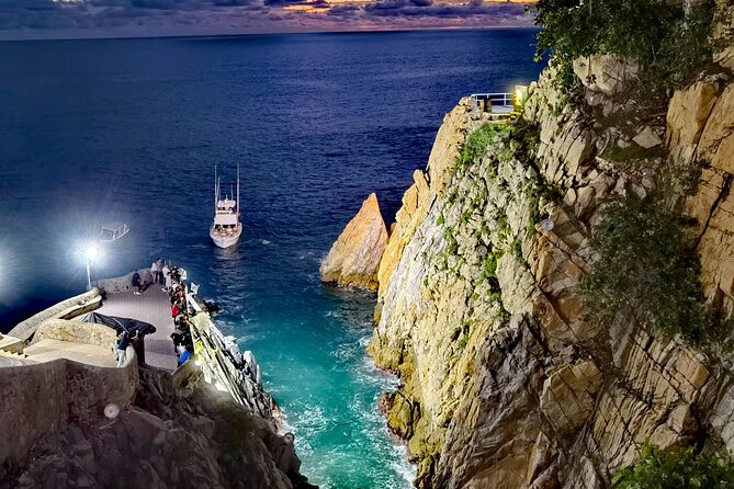DeLuxe Cliff Divers+Sunset Exhibition byNight w/Different Options - Why El Mirador and La Perla fit together so well