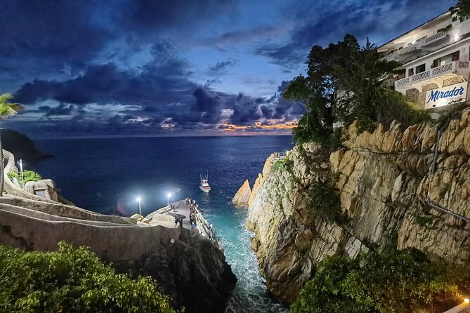 DeLuxe Cliff Divers+Sunset Exhibition byNight w/Different Options - The La Costera drive with a guide-guide, not just a driver