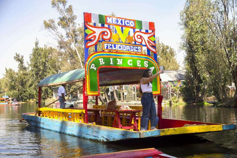 Discover Xochimilco and Coyoacán: Tradition, Music, Culture - Cruising Xochimilco on a Trajinera, Where the Water is the Attraction