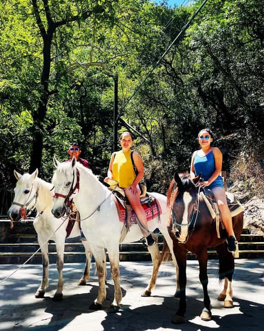 El mejor Tour a "Cola de Caballo" + Guía + Traslado +Tickets - Santiago after the mountains: Church, main square, and Grandma’s House yogurt ice cream