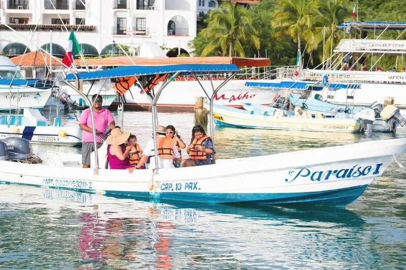 From La Crucecita: Private Huatulco 7 or 5 Bays Boat Trip - Cruising for dolphins and wildlife, and what to expect realistically