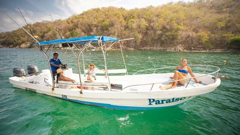 From La Crucecita: Private Huatulco 7 or 5 Bays Boat Trip - Where lunch fits into the day, and why cash helps