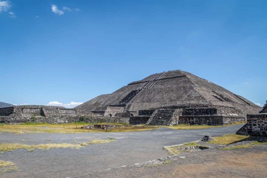 From Mexico City: Tour of Teotihuacan and Basilica of Guadalupe - Teotihuacan pyramids and the Avenue of the Dead: what to expect on the ground