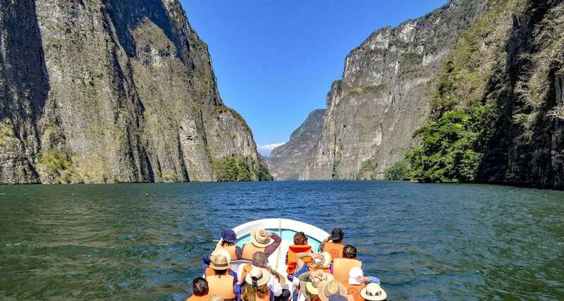 From San Cristobal: Sumidero Canyon & Chiapa de Corzo Tour - From Los Portales to the canyon: the 45-minute ride out of town