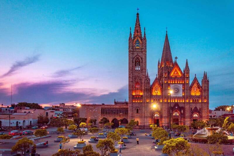 Guadalajara: Guided Tlaquepaque Night Tour with Hotel Pickup - Key points before you go