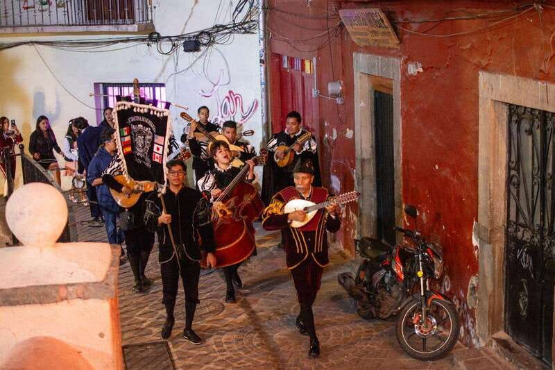 Guanajuato: Night Walk with the Estudiantina - Salto del Mono dance stop: where the performance takes over