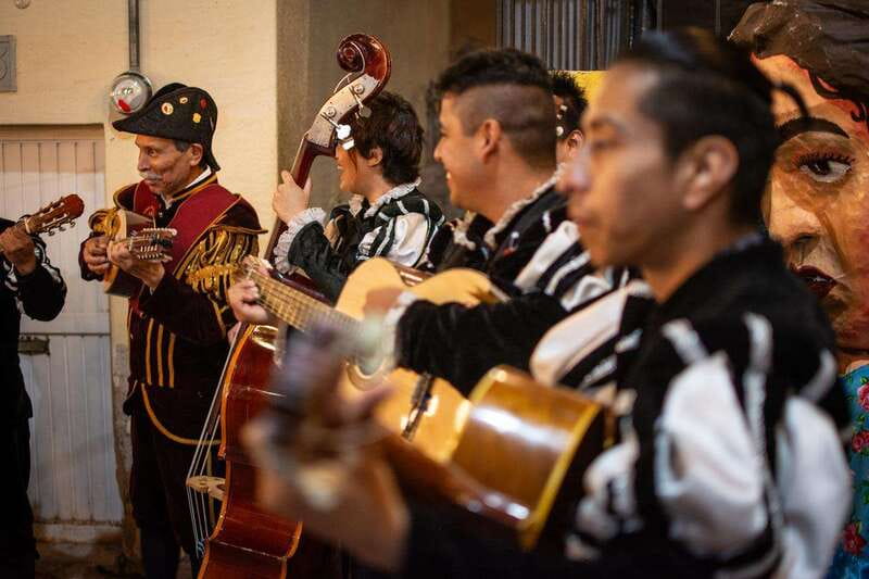 Guanajuato: Night Walk with the Estudiantina - Callejón del Beso finale: timing, crowd flow, and your best view