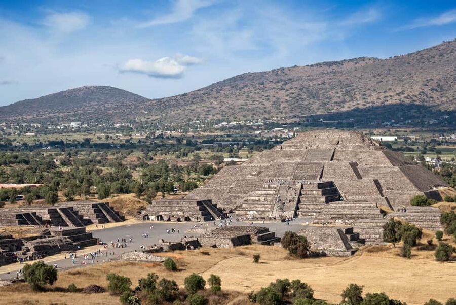 Guided tour of Mexico City: Teotihuacan, Guadalupe, and the Mexica city of Tlatelolco - Getting to the first stop: pickups, bus time, and managing your energy