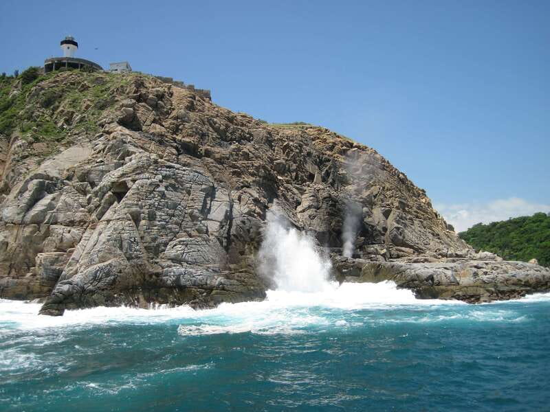 Huatulco: Premium Boat Tour with snorkel experience. - The restaurant break: tropical drinks, seafood, and real-world spending