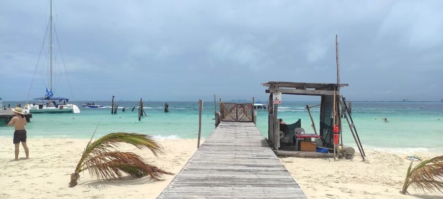 Isla Mujeres: Catamaran with Open Bar, Snorkeling and Lunch - Back on the Catamaran: A Quick Buffer Before the Island