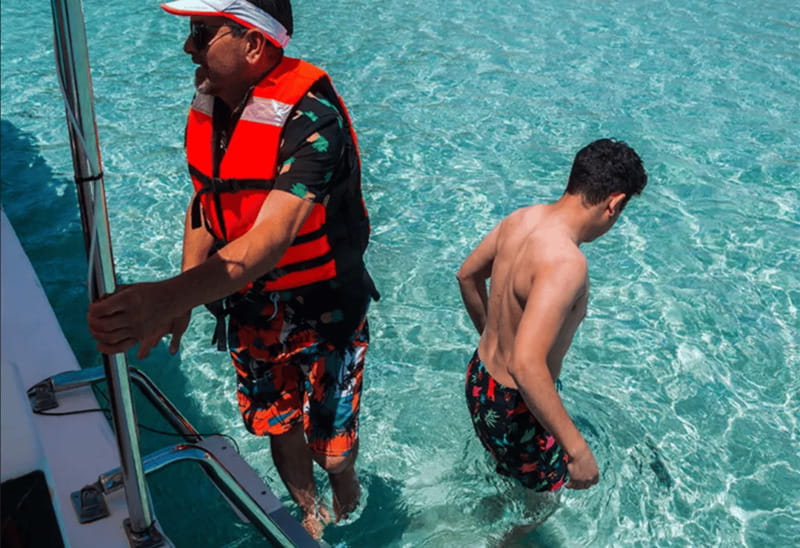 La Paz: Boat ride to Espiritu Santo island and sloop - San Gabriel and the bird-spotting lesson you’ll enjoy