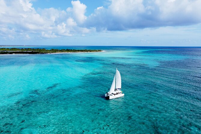 Lagoon 39ft Private Catamaran 5hr - El Cielo Full Experience - Food and drinks: top-shelf bar plus real lunch