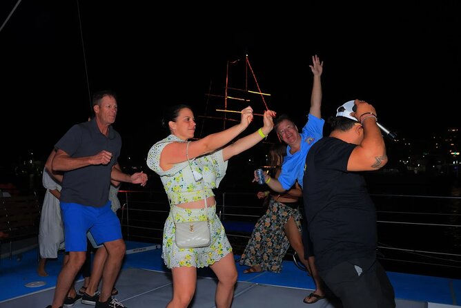 Los Cabos Catamaran Cruise with Open Bar & Light Snack - Cabo from the water: the Arch, Divorce Beach, and Cabo San Lucas Bay