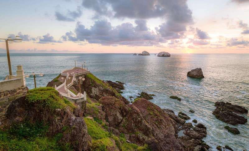 Mazatlan: Old Town Sightseeing and Golden Zone - El Clavadista Cliff Divers: 45 Feet of Spectacle and Quick Free Time