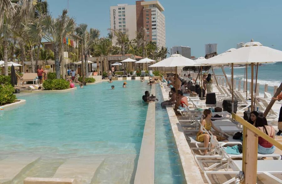 Mazatlán: Shekinah Beach Club - Infinity pool plus adult spring and kids wading