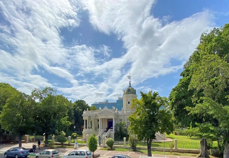 Mérida: Panoramic Sightseeing Tour Bus Ticket with 2 Routes - Barrios circuit: neighborhoods, zoo, and Paseo Montejo views