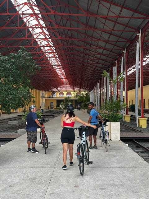 Mérida: The E-bike tour with history and culture - Main square and Cathedral area, where colonial life becomes visible