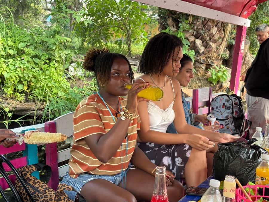 Mexico City: Expert-Guided Boat Tour with Lunch and Drinks - On the Water: 40-Minute Gondola Ride and What Comes With It