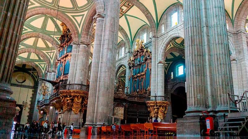 Mexico City: Historic Downtown Walking Tour - Traditional Mexican bakery and the art of sweet bread choices