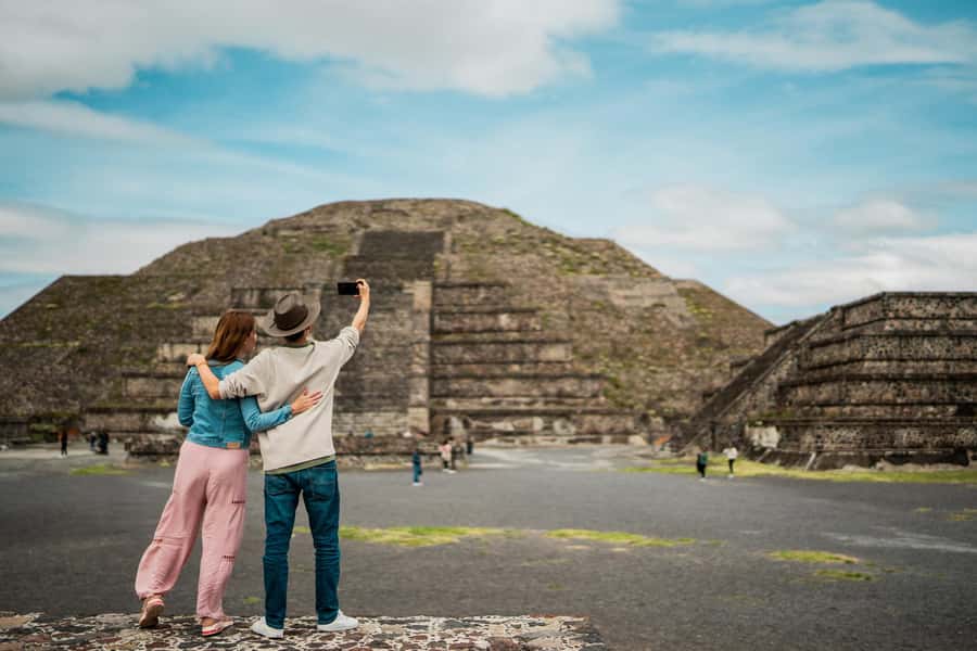 Mexico City: Teotihuacan & Guadalupe Shrine Tour with Lunch - Pickup, Bus Comfort, and How the Day Stays on Track
