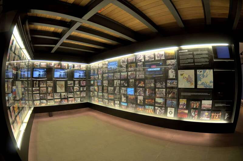 Mexico City: Ticket de entrada Museo Memoria y Tolerancia - The audio guide in Spanish and English: your best tool for understanding