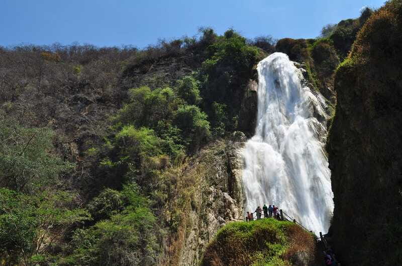 Montebello Lakes and Chiflon Day Tour from San Cristobal - The Border Angle at International Lake: Why This Stop Feels Different