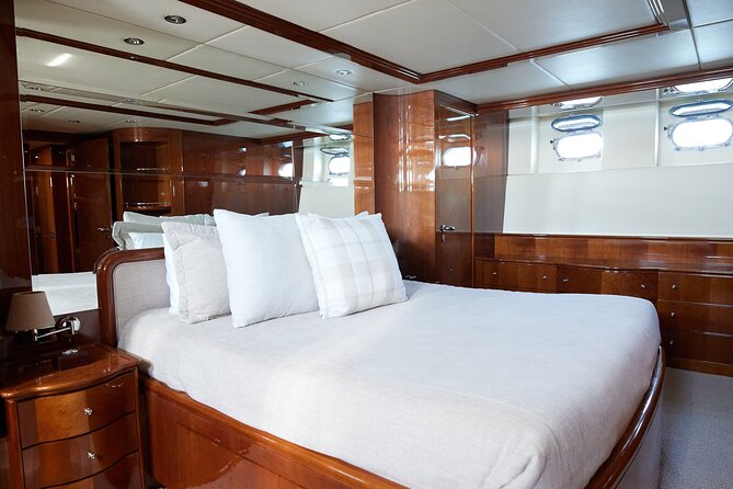 Number Juan 100ft Yacht Azimut Rental - Quick takeaways before you book