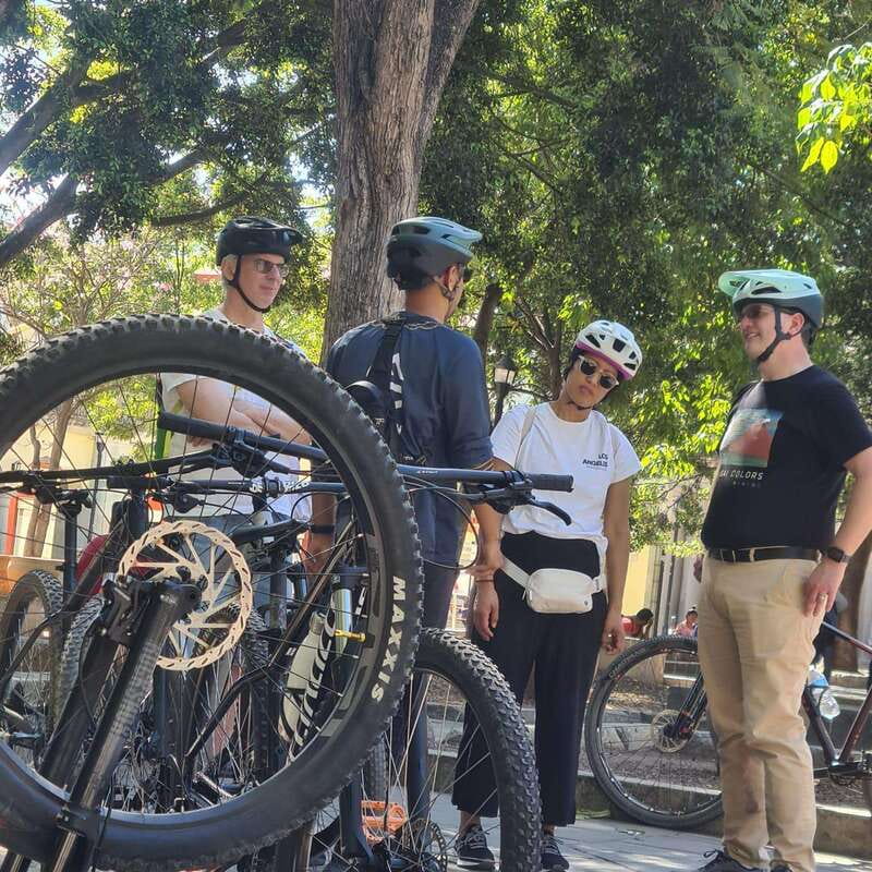 Oaxaca City: Bike Tour with Professional Guide+Art workshop - Barrio de Jalatlaco and El Llano photo stops you will actually use