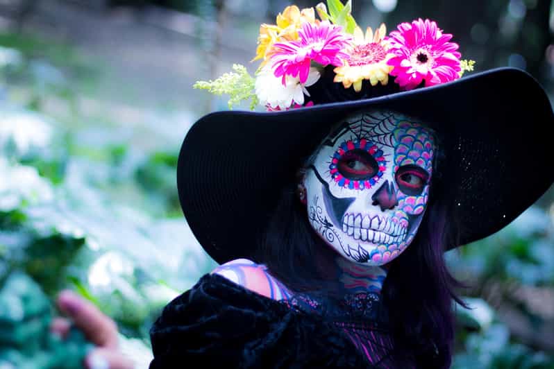 Oaxaca: Day of the Dead Evening Walking Tour with Dinner - From markets and streets to decorated plazas