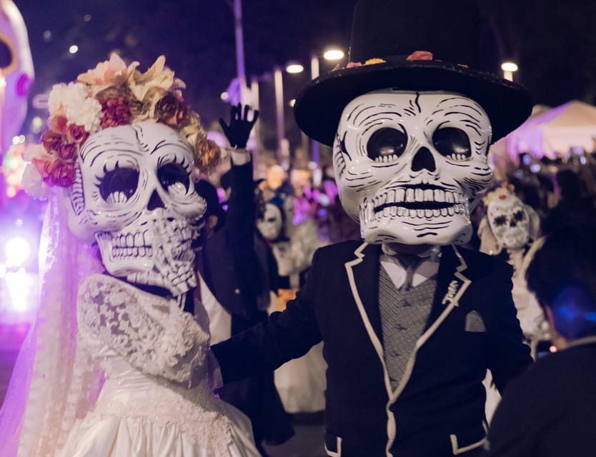 Oaxaca: Day of the Dead Evening Walking Tour with Dinner - The cemetery stop: what you’ll be seeing and how to read it