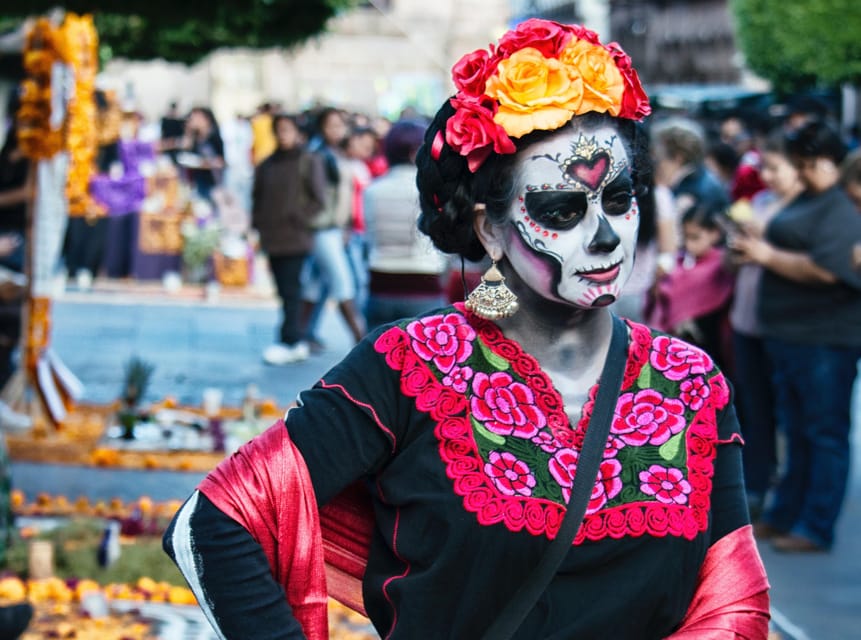Oaxaca: Day of the Dead Evening Walking Tour with Dinner - Jalatlaco and the neighborhood altars that feel personal