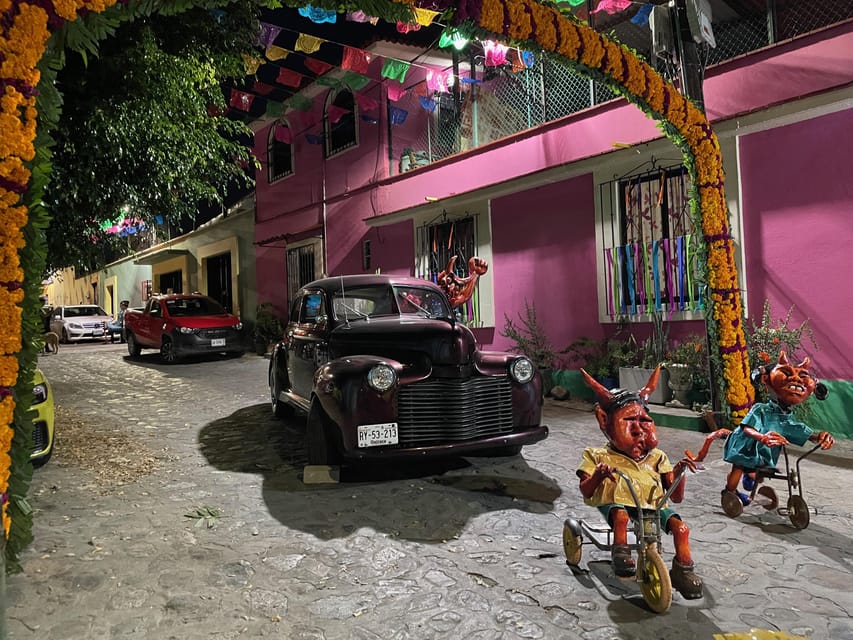 Oaxaca: Day of the Dead Evening Walking Tour with Dinner - Plaza Cruz de Piedra start: getting your bearings fast