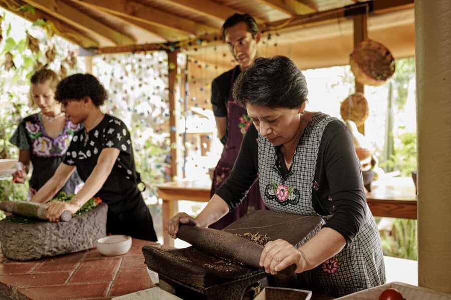 Oaxaca de Juarez: Traditional Oaxacan Cooking Class - Mole on the Metate: Black Mole and the Seven-Mole Lesson