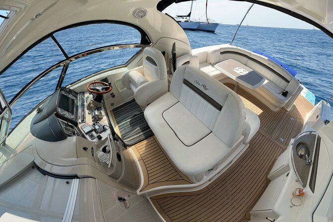 Private Yacht Sea Ray all-inclusive charter in Cabo - Stop 1: El Arco and the sea lion colony (about 30 minutes)